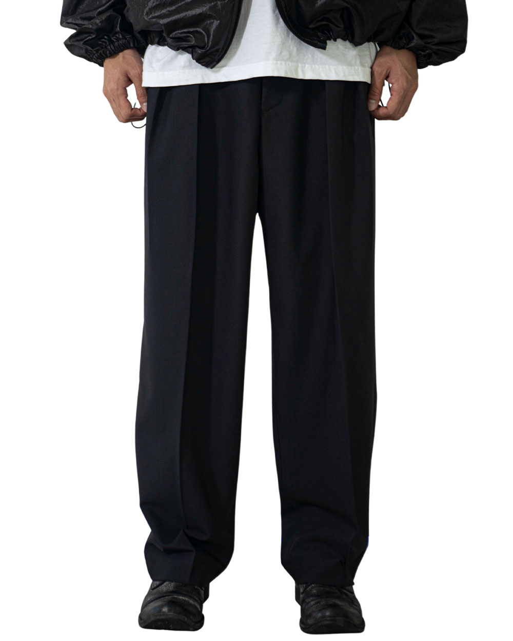 Drapery Two Tuck Wide Pants (Charcoal)